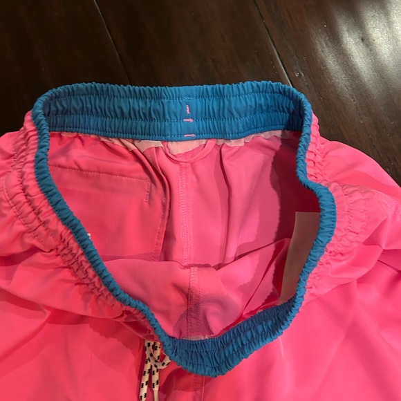 Chubbies Men’s Pink Swim Trunks with Blue Waistband Large - Picture 4 of 4